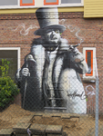 829762 Afbeelding van graffiti met een rokend personage gekleed in een bontjas en een hoge hoed op, op de voorgevel van ...